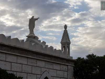 ...e una statua del Cristo